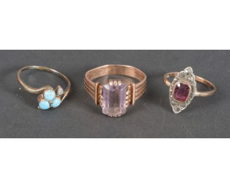 Drei Damenringe. 8 kt Gold, ca. 7,72 g, besetzt mit Amethyst, Granat und Türkisen, Ringgröße 51 bis 59.