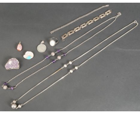Konvolut Schmuck, u.a. Anhänger, Broschen, Collier, Halsketten (L=80 cm) und Ring (Größe 58). Silber, ca. 89,30 g, besetzt mi