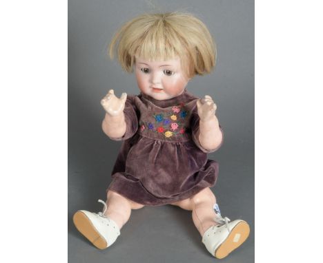 Porzellankopfpuppe. Simon & Halbig 20. Jh. Mit Schlafaugen, offenem Mund, echtem Haar und Pappmachékörper, H=39 cm. (besch.)