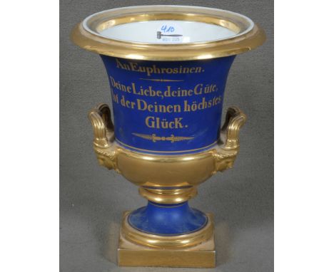 Kratervase. Wohl Nymphenburg 19. Jh. Porzellan, ohne Marke; seitl. mit je einer Frauenkopfmaskarone unterhalb der Henkel, mat