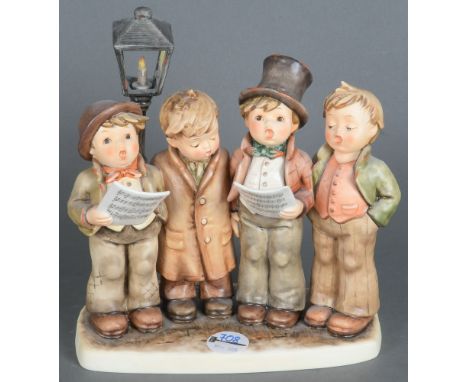 „Harmony in four parts“. Wilhelm Goebel dat. 1987. Keramik, am Boden gemarkt, Entwurf und sign. M.(aria) I.(nnocentia) Hummel