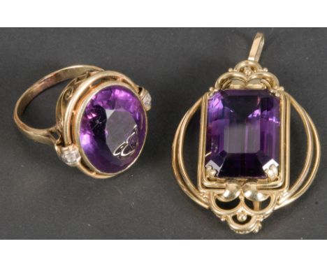 Anhänger/Brosche und Ring. 14 kt Gold, ca. 26,91 ct, besetzt mit Brillanten, ca. 0,05 ct, und Amethyst, Ringgröße 64.