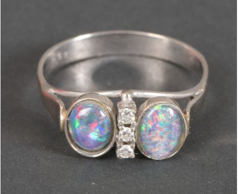 Herrenring. 14 kt Gold, ca. 4,3 g, besetzt mit Brillant, ca. 0,12 ct, und Opal-Triplette, Ringgröße 69.