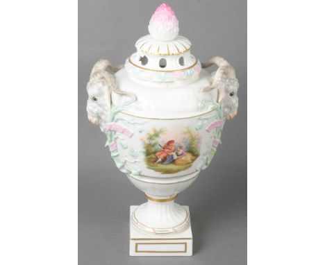 Potpourri-Vase „Bocksköpfe“. Berlin nach 1832. Porzellan, bunt bemalt mit Watteauszenerien in Landschaft, Ränder gold gesäumt