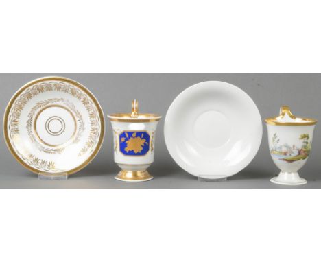 Zwei Tassen mit Unterschalen. Berlin um 1815 und später. Porzellan, bunt bemalt mit Uferlandschaft bzw. Floraldekor, goldradi