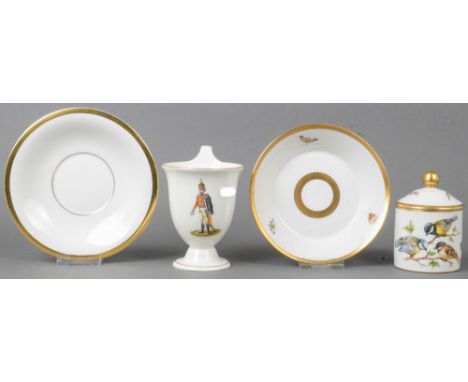 Deckeltasse und Tasse, je mit Unterschale. Berlin 19. Jh. und später. Porzellan, mit Goldrand, Schauseiten bunt bemalt mit Hu