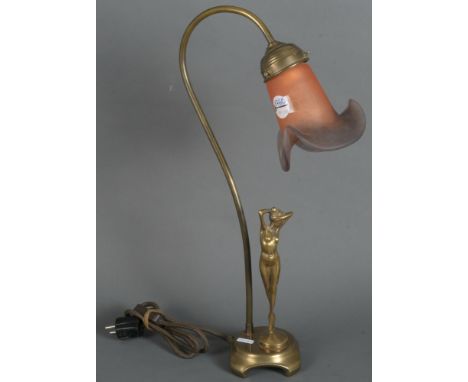 Art Déco-Tischlampe. Bordeaux, Vianne um 1930. Bronzefuß mit Frauenakt und trichterförmigem Glasschirm, farbig überfangen; au