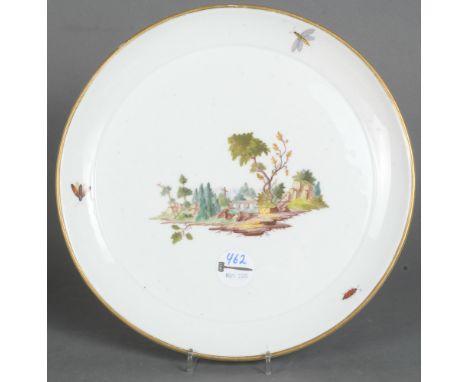 Runde Platte. Niderviller 1780. Porzellan, bunt bemalt mit Landschaft, umgeben von Insekten; verso blaue N-Marke, D=29,5 cm.