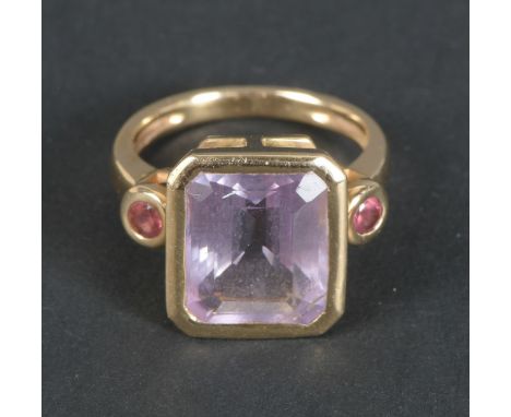Damenring. 18 kt Gold, ca. 6,57 g, besetzt mit Amethyst und kleinen Farbsteinen, Ringgröße 50.