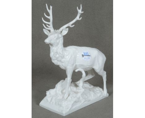 Hirsch. Nymphenburg um 1914. Porzellan, weiß glasiert, am Boden grüne Stempel- und Pressmarke, Entwurf von Sebastian Habensch