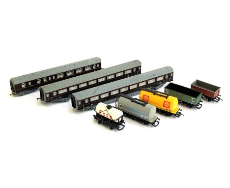 A quantity of Hornby train coaches and rolling stock to include 2903, 2904, 2921, Esso, Shell, BP chemicals, etc, OO gauge 