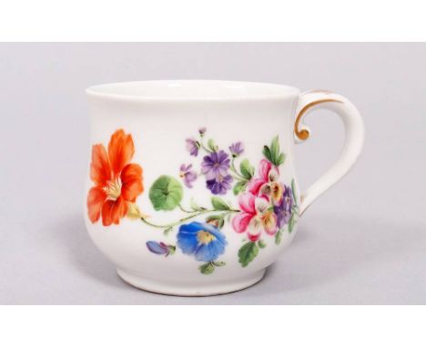 Kaffee-Tasse, Meissen, 2. H. 19.Jh.Porzellan, polychrom bemalt, goldstaffiert, Dekor "Deutsche Blume", zylindrischer gebaucht