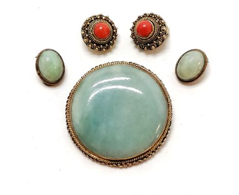 Large green jade silver mounted pendant / brooch (4.8cm diameter) with matching clip-on earrings &amp; a pair of silver gilt 