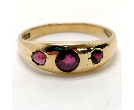 18ct marked gold 3 stone ruby gypsy set ring - size N &amp; 3.3g total weight 