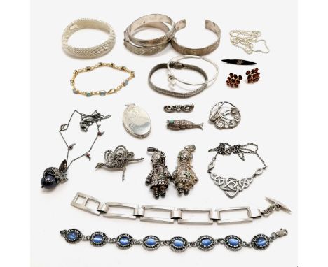 Qty of silver jewellery inc Kit Heath, bangles, ostrich brooch, opal bracelet, locket, garnet earrings, 2 articulated girl pe