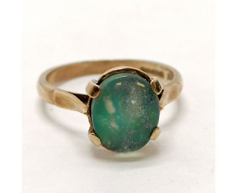 9ct hallmarked gold opal cabochon doublet ring - size N½ &amp; 2.6g total weight 
