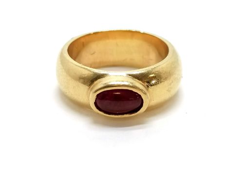 18ct marked gold cabochon ruby barrel shaped band ring - size Q &amp; 12g total weight 