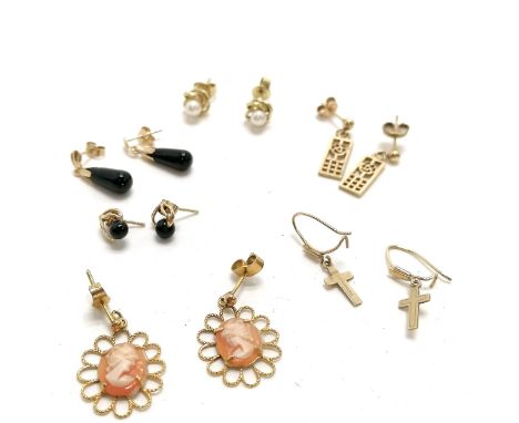 6 x 9ct gold pairs of earrings inc cameo, cross, Art Nouveau style, pearl, onyx ~ total weight 7.6g 