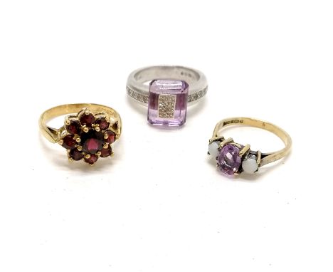 3 x silver rings (2 are gilded) inc garnet, amethyst / opal, amethyst with white stone (missing 1 stone) - total weight 10g 