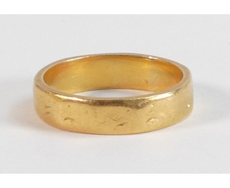 22ct gold wedding ring, size K, 5.1g. 