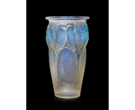  RENÉ LALIQUE (1860-1945) CEYLAN VASE, NO. 905 designed 1924opalescent, and blue stainedwheel-engraved R. LALIQUE FRANCE, eng