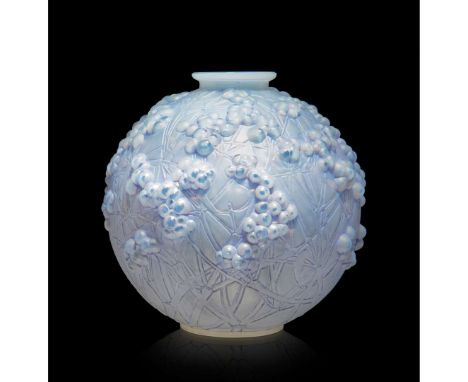  RENÉ LALIQUE (1860-1945) DRUIDES VASE, NO. 937 designed 1924cased opalescent, and blue stainedintaglio R. LALIQUE 17.6cm (7i