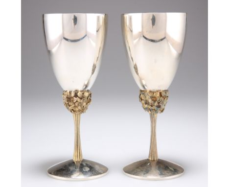 STUART DEVLIN (1931-2018)A PAIR OF ELIZABETH II PARCEL-GILT SILVER GOBLETS, London 1977, the plain cups raised on a knop of c