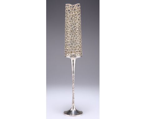 STUART DEVLIN (1931-2018)AN ELIZABETH II PARCEL-GILT SILVER CANDLESTICK WITH FILIGREE SHADE, London 1986, with detachable sli