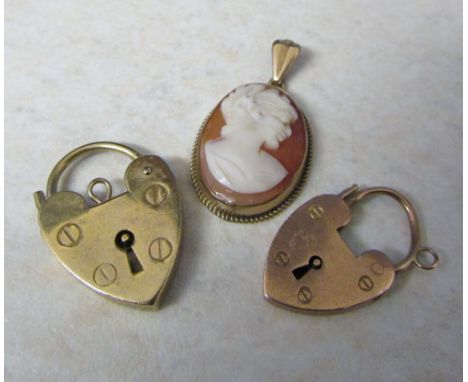 9ct gold cameo pendant total weight 3.2 g & 2 9ct gold gate bracelet lock fasteners weight 5.6 g