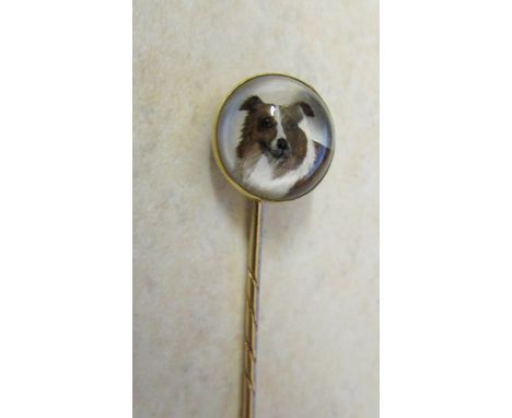 18ct gold reverse crystal intaglio of a collie dog stick pin total weight 3.4 g