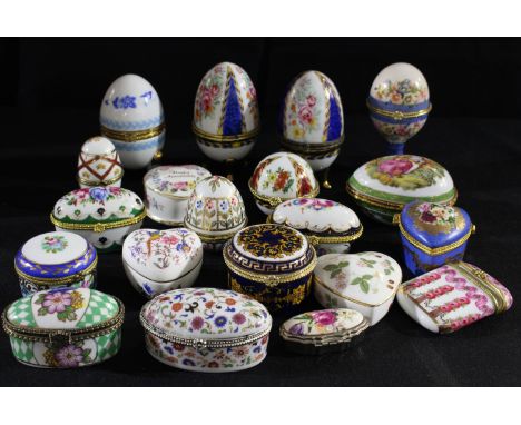 A collection of twenty trinket and pill boxes, mostly ceramic 