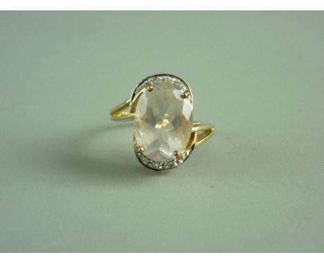 A NINE CARAT GOLD OVAL ROSE QUARTZ DRESS RING, 5 grms gross