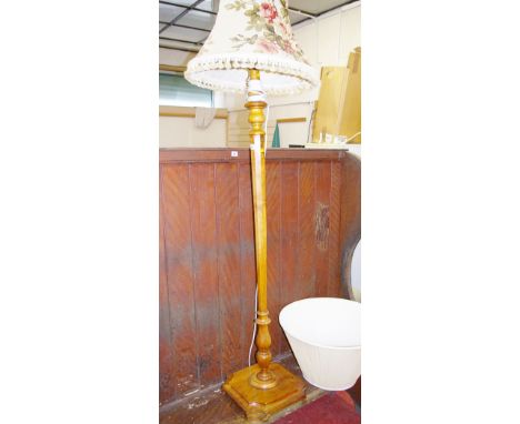 A GOOD EARLY 20th CENTURY WALNUT STANDARD LAMP having turned top and lower sections with a tapering segmented column on a ste
