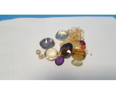 A QUANTITY OF LOOSE STONES TO INCLUDE AMETHYST, CITRINE AND SMOKEY QUARTZ TYPE EXAMPLES