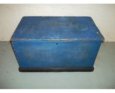 A WOODEN BLUE STORAGE TRAVEL TRUNK ON WHEELS, LENGTH 91 CM, DEPTH 53 CM, HEIGHT 53 CM