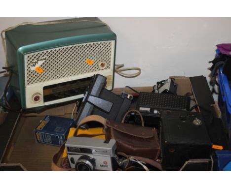 A TRAY OF ASSORTED CAMERAS AND A VINTAGE DEFIANT RADIO