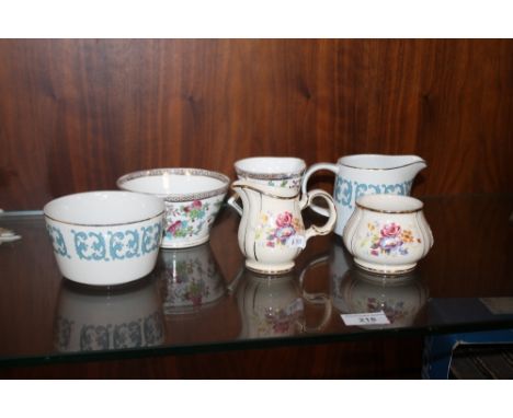 A COLLECTION OF CERAMIC JUGS AND BOWLS TO INCLUDE "INDIAN TREE"