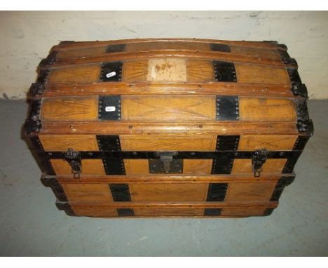 A WOODEN AND METAL BOUND VINTAGE TRAVEL TRUNK