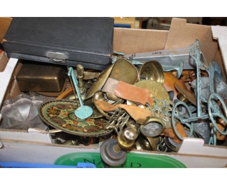 A TRAY OF ASSORTED METALWARE TO INCLUDE A LAMP