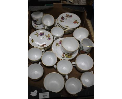 A COLLECTION OF ROYAL WORCESTER "EVESHAM" TEA & DINNERWARE The gilding on some pieces is badly rubbed.  Otherwise no obvious 