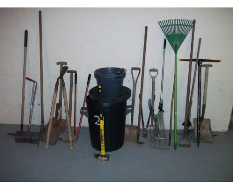 A SELECTION OF GARDEN TOOLS TO INCLUDE A STUMP SPLITTER