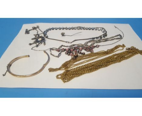 A SMALL QUANTITY OF VINTAGE COSTUME JEWELLERY TOGETHER WITH A BAG OF YELLOW METAL