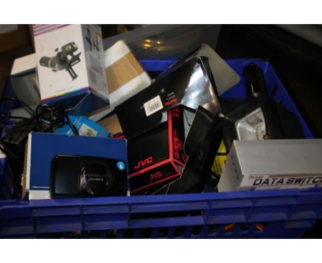 A QUANTITY OF ASSORTED CAMERA ACCESSORIES