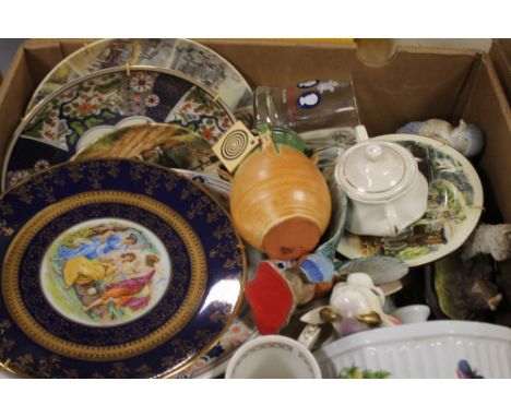 A TRAY OF CERAMIC PLATES AND ORNAMENTS