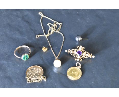 A small selection of yellow metal, some stamped 9ct, 15ct, 14K including Victorian coin pendant, brooch, malachite ring, (AF)