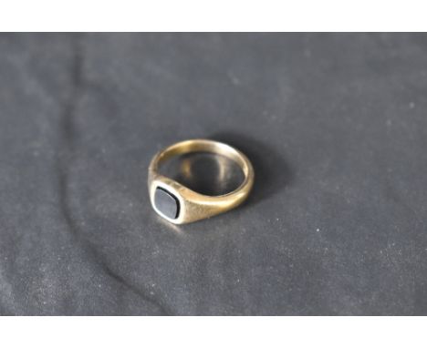 A 9ct gold signet ring having black panel and moulded shoulders, size O &amp; approx 4.3g