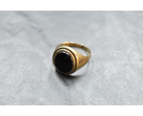 A gent's 9ct gold signet ring having oval jet panel, size V &amp; approx 3.8g