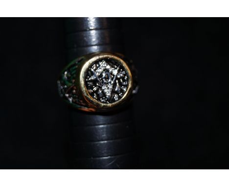 Yellow metal masonic ring Size U