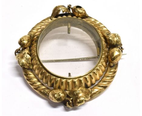 VICTORIAN 9CT GOLD LOCKET FRAMEHollow rope and fluted frame decorated at compass points with acorns and engraved leaves. On C