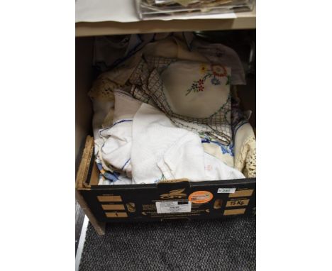 A mixed lot of vintage table linen, including embroidered items.